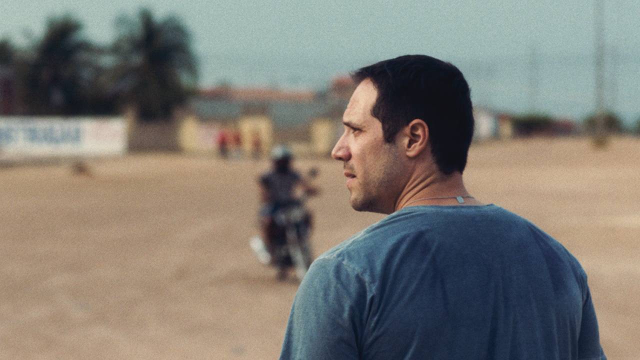 PERDIDO - O policial em crise Daniel (Antonio Saboia): quando o desejo de ser amado é mais forte que o machismo -