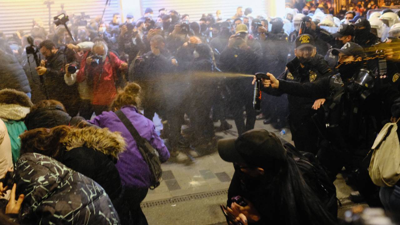 Marcha de mulheres é duramente reprimida em Istambul, na Turquia, nesta sexta-feira (25)