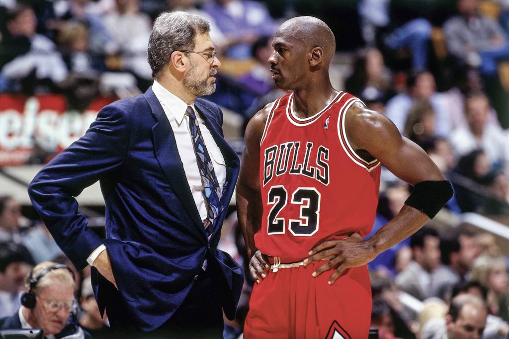 GettyImages-80419994.jpg INOVAÇÃO - O treinador Phil Jackson e Jordan: “triângulo ofensivo” -