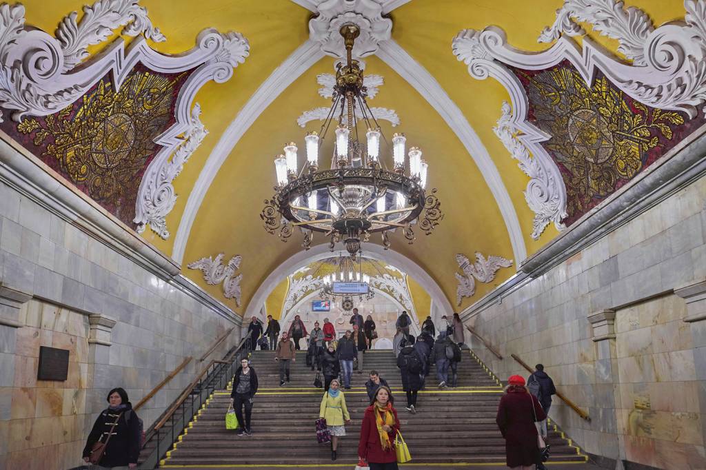 Moscow_Komsomolskaya_FrankHerfort_CCCPUnderground.jpg ABUSO - Em Moscou: juventude trabalhou de graça a serviço do partido -