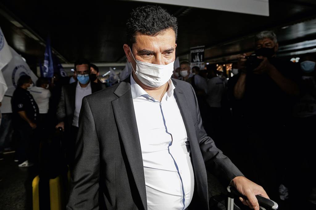 SERGIO-MORO-AEROPORTO-BRASILIA-2021-8.jpg DECEPÇÃO - Moro: imagem de parcialidade na condução da Lava-Jato -