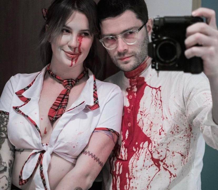 Ireland Baldwin e o namorado, com fantasias de halloween cheias de sangue