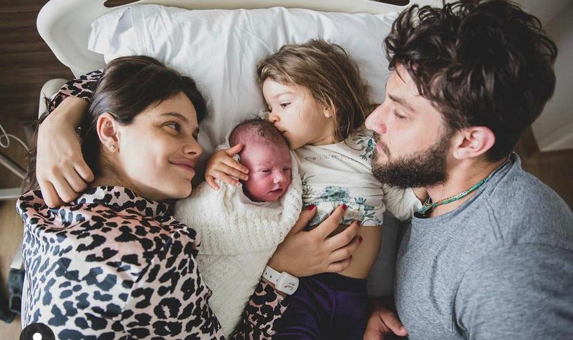 Laura Neiva, os filhos José e Maria, e Chay Suede