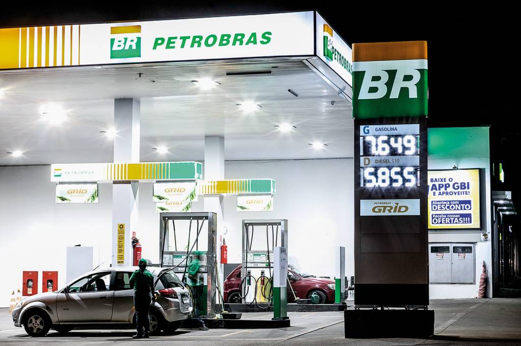 Por que o corte da Petrobras no preço da gasolina não chegou nas bombas?