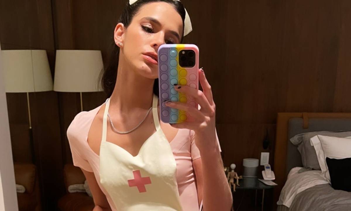 Bruna Marquezine vestida de enfermeira