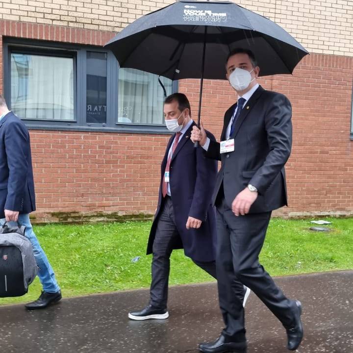 O presidente do Senado, Rodrigo Pacheco (PSD), e o governador de Santa Catarina, Carlos Moisés (sem partido), caminham juntos durante a COP26, em Glasgow, na Escócia