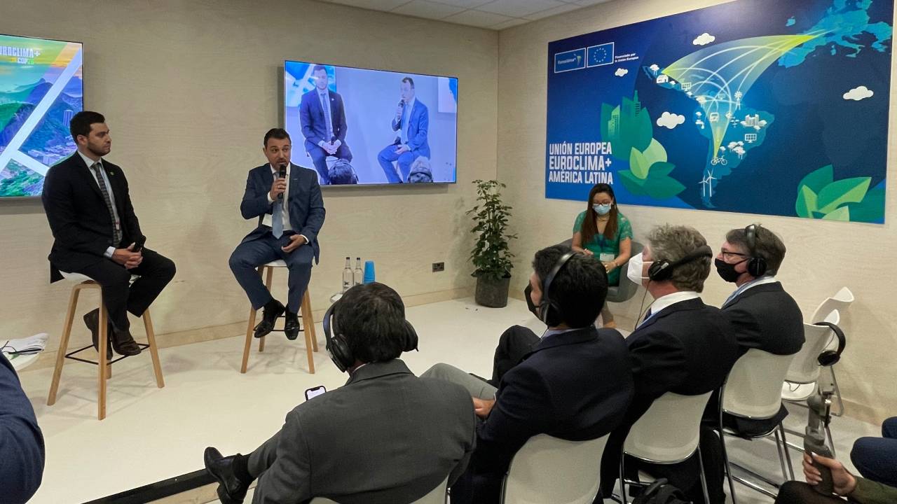 O governador de Santa Catarina, Carlos Moisés (com o microfone na mão), durante discurso na COP26