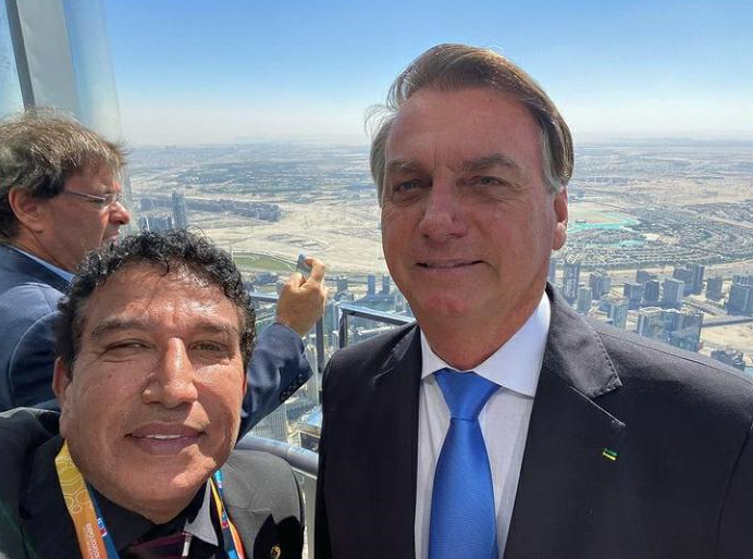 O ex-senador Magno Malta (PL-ES) ao lado do presidente Jair Bolsonaro (sem partido) em Dubai; ao fundo, o ministro do Turismo Gilson Machado Neto