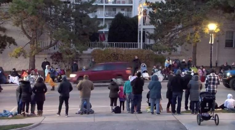 Imagens divulgadas pelas TVs locais mostram momento em que SUV invade desfile de Natal em Waukesha, no estado de Wisconsin - 21/11/2021