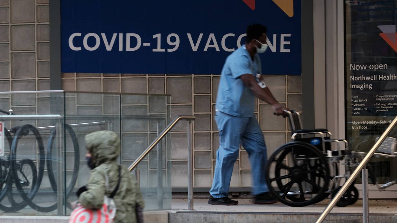 Cartaz de posto de vacinação contra a Covid-19 em Nova York. 18/11/2021