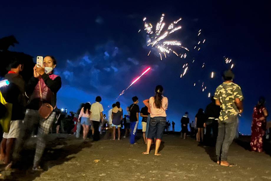 Pequeno grupo assiste a queima de fogos em Bali, na Indonésia