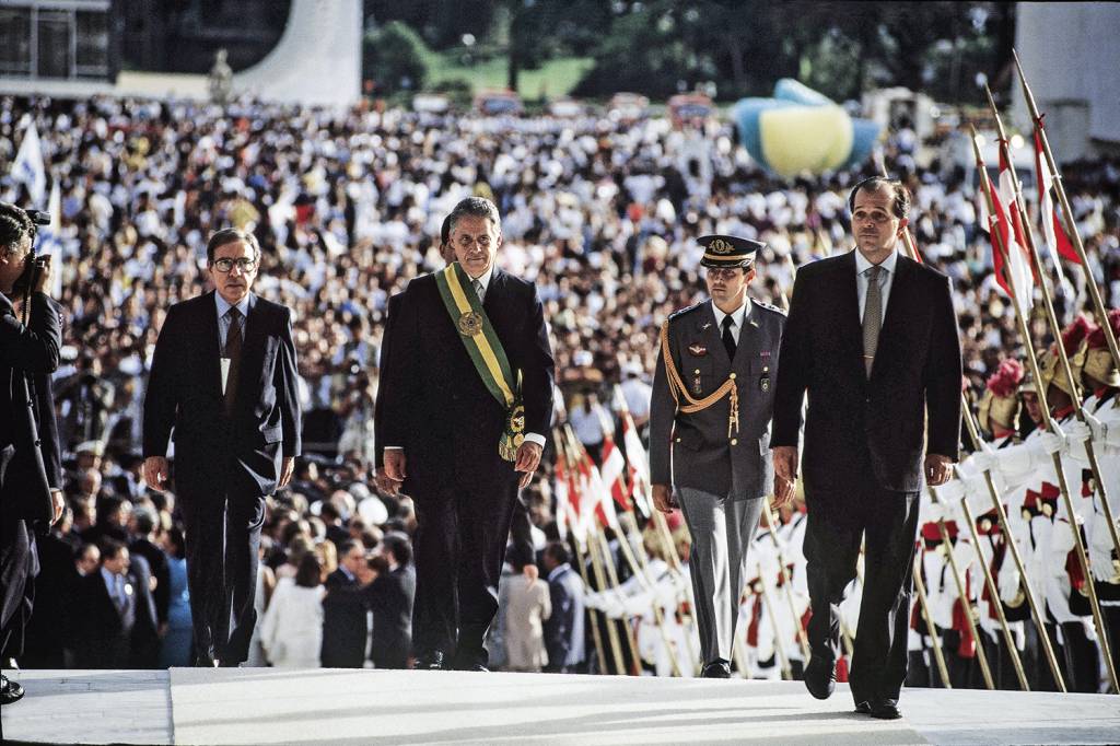 1995-Fernando-Henrique-Cardoso,-presidente-da-República,-subindo-a-rampa-do-Palácio-d.jpg TEMPOS DE GLÓRIA - FHC: o presidente sobe a rampa do Planalto após vencer a eleição de 1994 e levar tucanos ao poder -