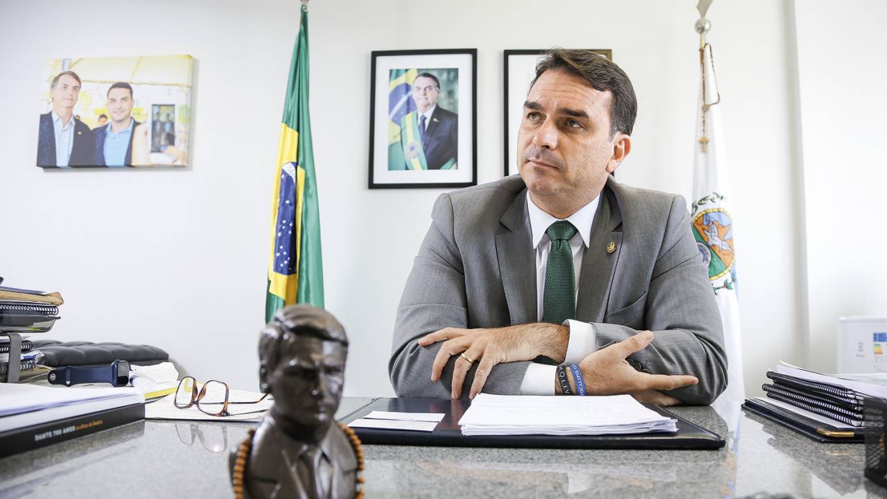 CONSELHEIRO - Flávio Bolsonaro: “Se o presidente fosse fazer o que essas pessoas queriam, teríamos um ditador aqui” -