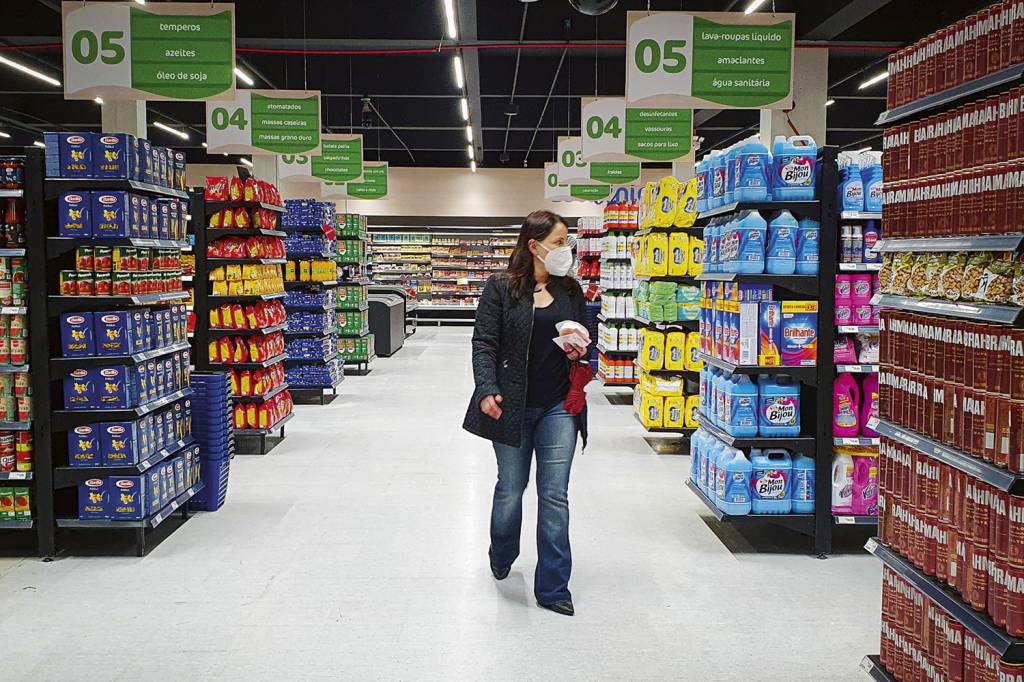 20210916204549201_83.jpg CONTA CARA - Cliente em supermercado: o consumidor perdeu o poder de compra, o que prejudica a atividade econômica -