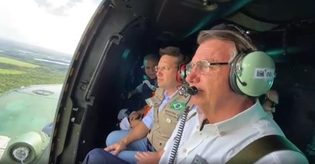 Jair Bolsonaro sobrevoa cidades afetadas pelas chuvas, no sul da Bahia
