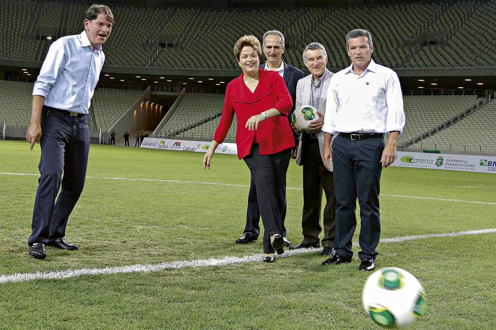 ESTADIO-CASTELAO-DILMA-ROUSSEFF-COPA2014-4.jpg TABELINHA - Cid Gomes e Dilma: suspeito de integrar esquema de corrupção, o senador recebeu a solidariedade da petista -