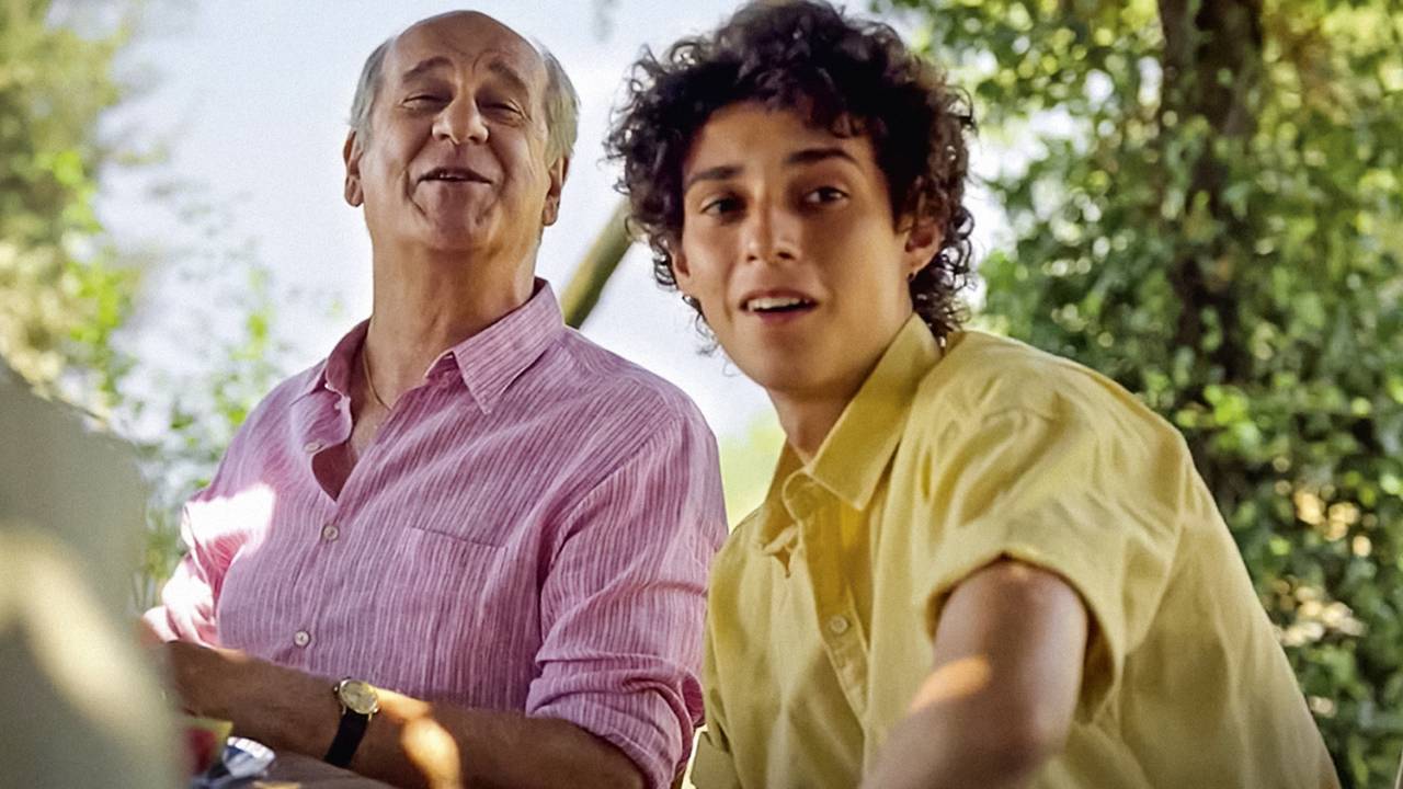 VINHETAS DO PASSADO - Fabietto (Filippo Scotti) com seu pai (Toni Servillo): um presente com a cor da lembrança -