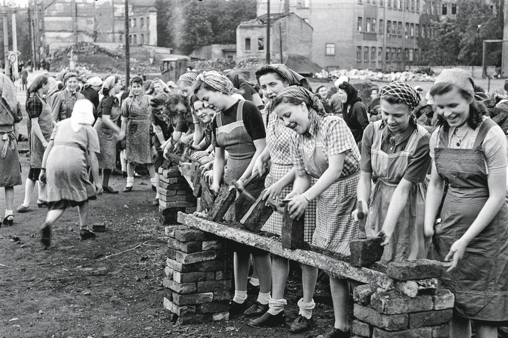 Getty-Images—1058619846.jpg REFAZENDO - Mutirão de mulheres em Dresden, na Alemanha, após a II Guerra: otimismo depois da tragédia -