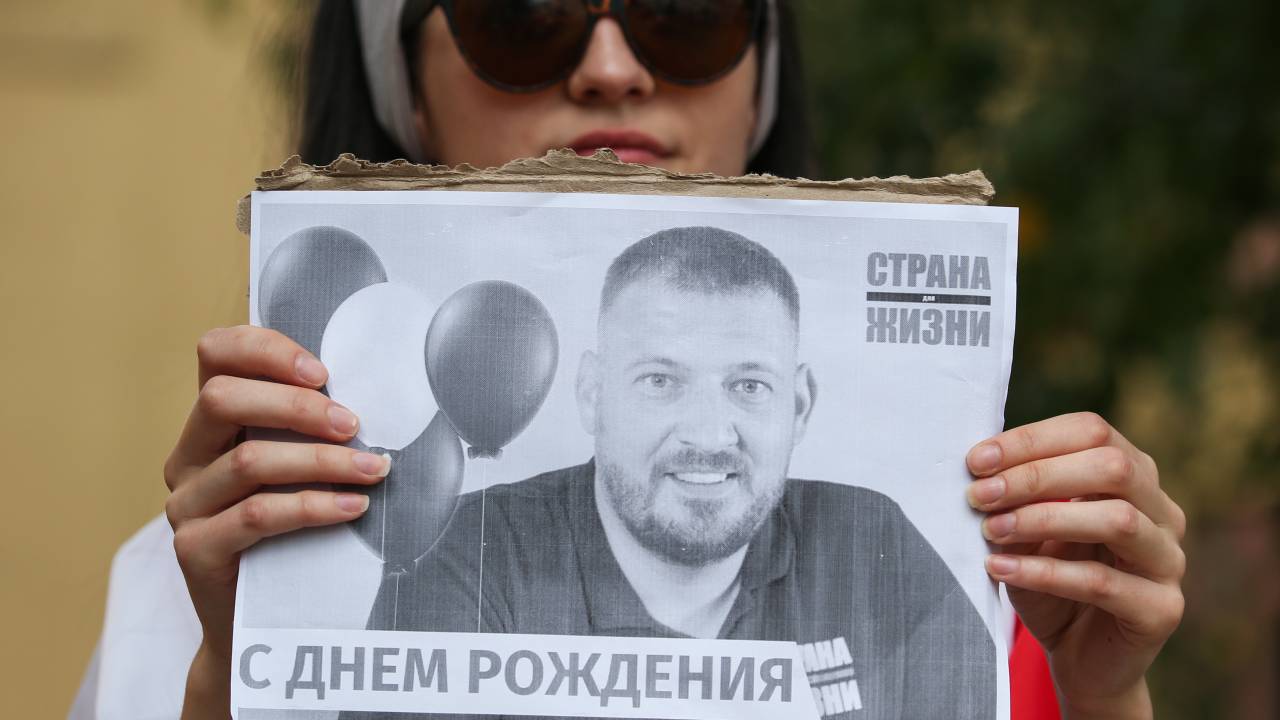 MINSK, BELARUS - AUGUST 18, 2020: An opposition activist holds a poster reading 'Happy birthday' during a rally outside detention facility no 1 where blogger Sergei Tikhanovsky is held. After being refused in registration as a presidential candidate, Tikhanovsky was arrested, and his wife Svetlana Tikhanovskaya came forward as a candidate, later turning into the leader of the opposition. Since the announcement of the 2020 Belarusian presidential election results on August 9, mass protests against the election results have been erupting in major cities across Belarus. Natalia Fedosenko/TASS (Photo by Natalia FedosenkoTASS via Getty Images)