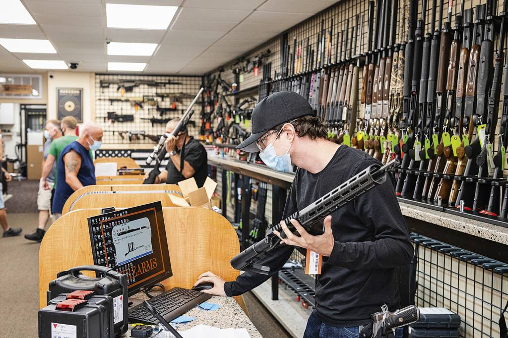 GettyImages-1264376905.jpg ARSENAL - Loja de armas em Nova York: as vendas em 2020 ficaram 64% acima da média anual -