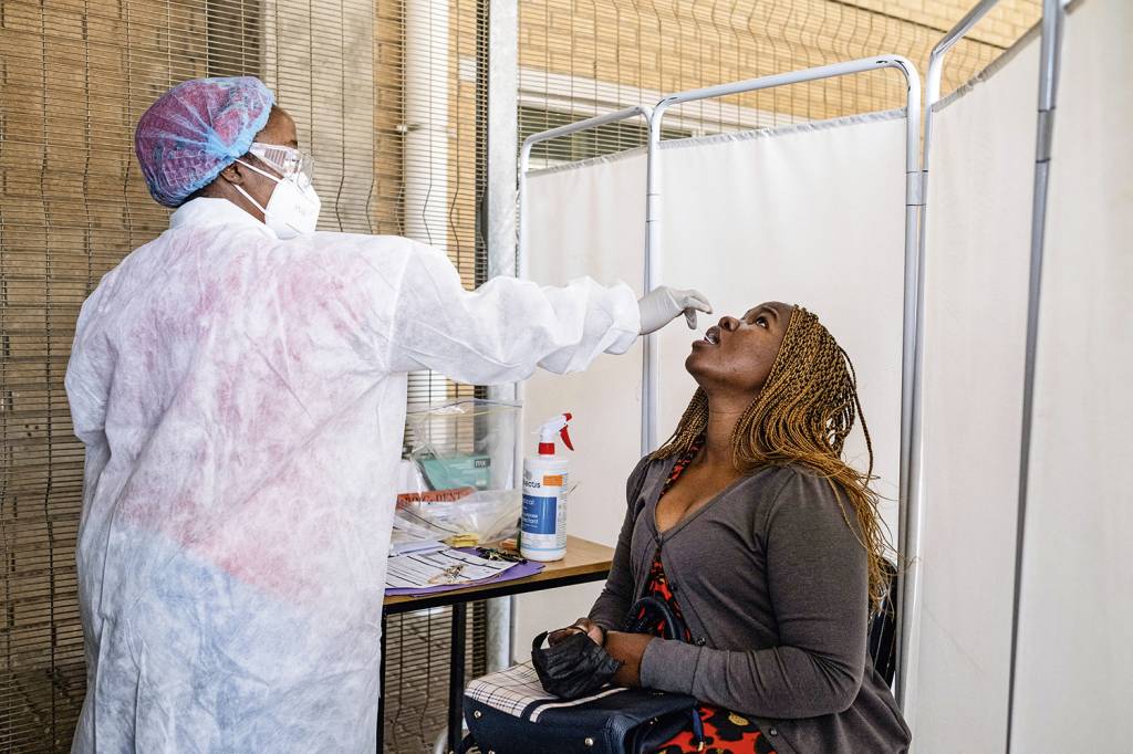 JOHANNESBURG—9TN3CJ.jpg VIGILÂNCIA - Testes e mais testes: estratégia da África do Sul de monitorar a evolução do vírus -