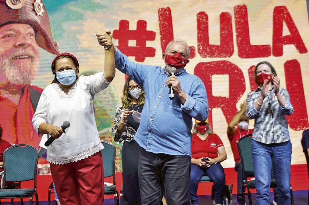 LULA-NORDESTE-2021-09.jpeg EXCEÇÃO - Fátima Bezerra (PT), com Lula: a única governadora de esquerda que tentará a reeleição no Nordeste -