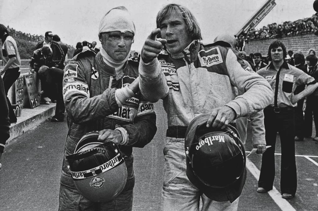 NIKI-LAUDA-E-JAMES-HUNT-1978-1.jpg UM DUELO DE CINEMA NA DÉCADA DE 70 - O ápice da rixa McLaren x Ferrari: em 1976, o ferrarista Niki Lauda (à esq.) liderava a temporada até sofrer um acidente que lhe deixou graves queimaduras. Ele voltou, mas não conseguiu evitar o único título do galã James Hunt -