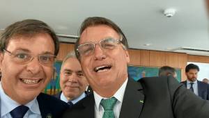 O presidente Jair Bolsonaro grava um vídeo ao lado do ministro do Turismo, Gilson Machado, com o ministro da Saúde, Marcelo Queiroga, de “papagaio de pirata” Bolsonaro usa o forró para tentar se aproximar do Nordeste