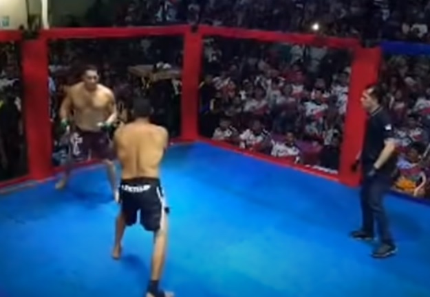 A bizarra luta entre um prefeito e seu desafeto político num ringue de MMA