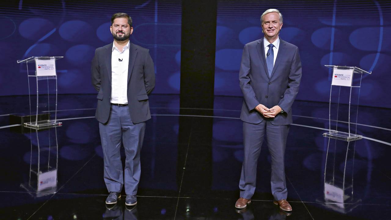 POLINDO A IMAGEM - Boric (à esq.) e Kast: na reta final da campanha eleitoral, os extremos se aproximam -