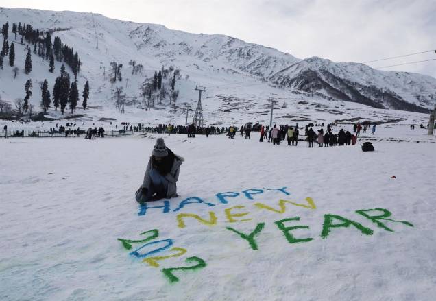 Um turista escreve mensagem de Ano Novo na neve em Gulmarg, a 60km de Srinagar, na Índia Um turista escreve mensagem de Ano Novo na neve em Gulmarg, a 60km de Srinagar, na Índia