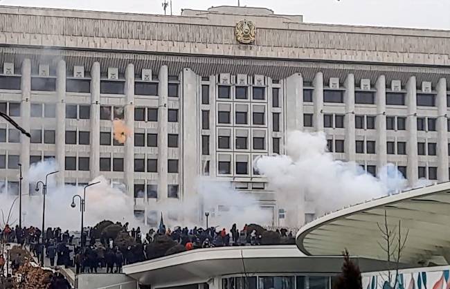 KAZAKHSTAN-ENERGY-PROTEST-UNREST Manifestantes perto de prédio do governo em Almaty, Cazaquistão. 05/01/2022