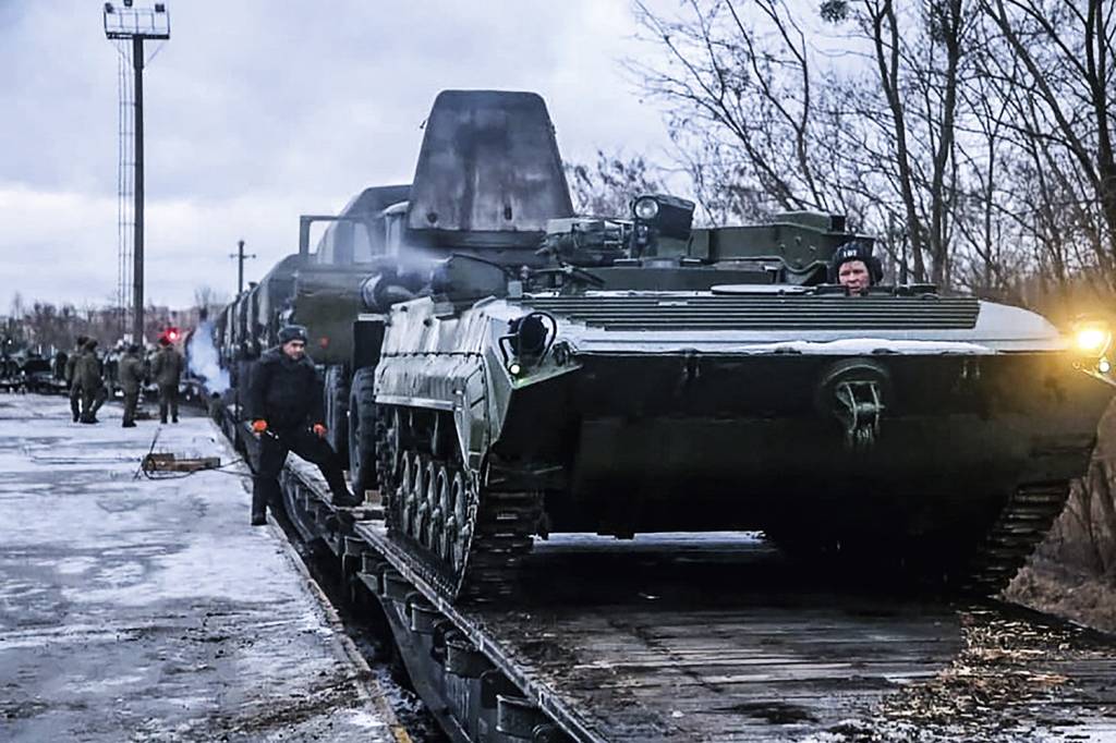 000_9WE8GW.jpg NO ATAQUE - Tanque russo: Vladimir Putin diz ser apenas treinamento de rotina -