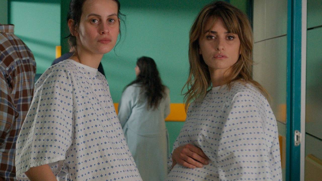 Penélope Cruz e Milena Smit nos papéis de Janis e Ana
