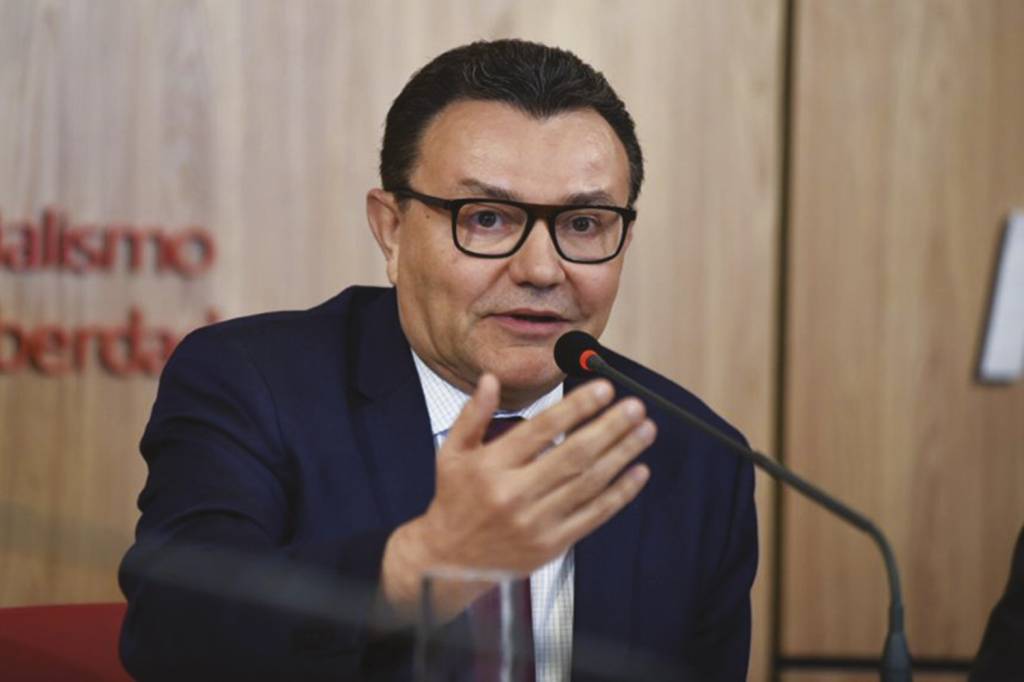 Carlos-Siqueira-5_Divulgação-PSB-1024×683.jpg O PRÓPRIO PATRÃO - Muitos dirigentes de partidos recebem boas remunerações, como os presidentes do PSB, Carlos Siqueira (foto), e do PV, José Luiz Penna, que levaram mais de 300 000 reais cada um em 2021. Membros da direção de algumas siglas também são contratados como prestadores de serviços, caso do tesoureiro do DEM, Romero Azevedo, que levou 439 336 reais. -