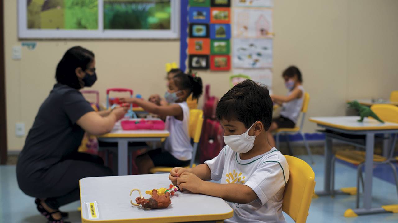 VIDA QUE SEGUE - Ensino: as aulas presenciais deverão ser mantidas, sempre com os cuidados como o uso de máscara -