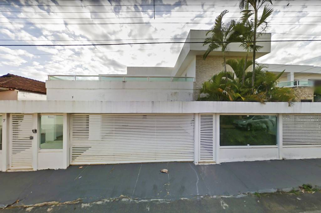 FACHADA-CASA-PODEMOS_BRASILIA-2021-02-VALE.jpg MINHA SEDE, MINHA VIDA - Os partidos têm escolhido imóveis em bairros altamente valorizados para as suas sedes. O Podemos, do ex-juiz Sergio Moro, alugou uma casa no Lago Sul de Brasília (no alto). Já o PSL, que na eleição de 2018 se tornou um dos partidos mais ricos do país, comprou um sobrado por 5,4 milhões de reais em rua dos Jardins, região de altíssimo padrão em São Paulo, para abrigar o seu diretório paulista. -