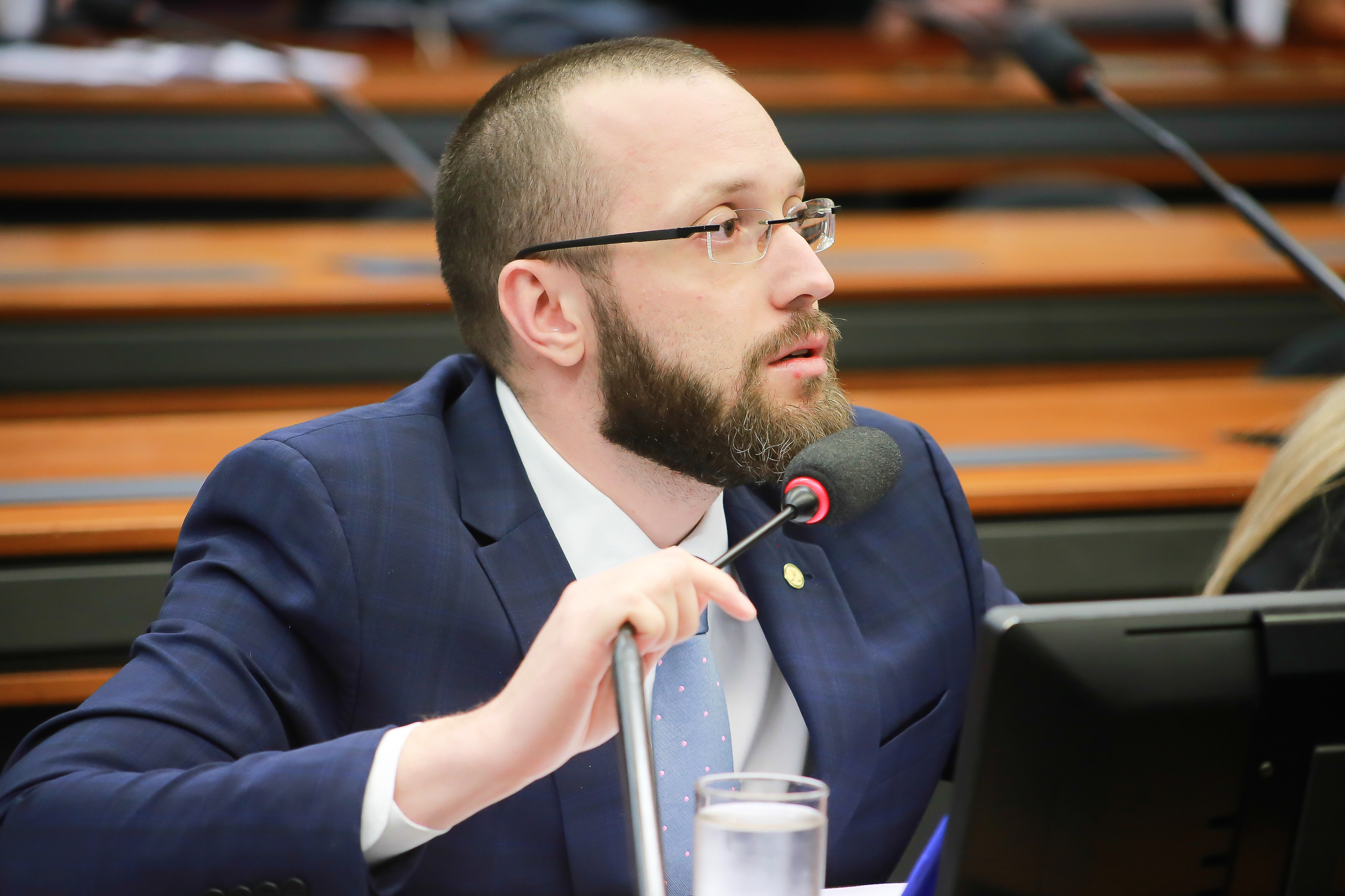 Líder da oposição critica tentativa de ligar atentado ao bolsonarismo