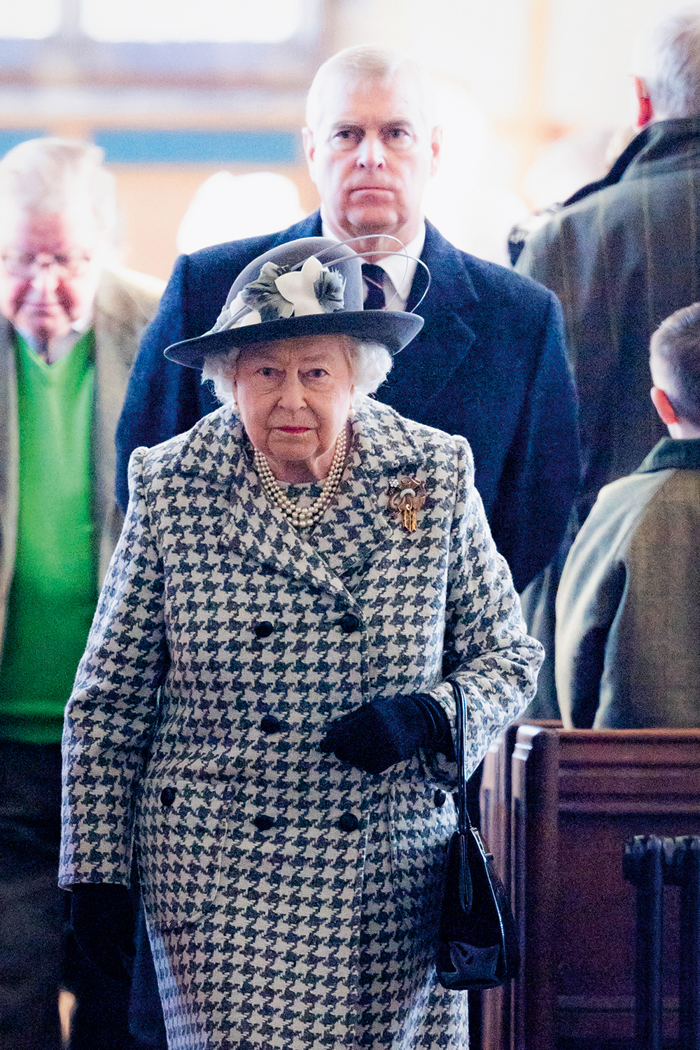 The Queen Attends Church At Hillington In Sandringham O SEM-TÍTULO - Elizabeth, seguida do filho Andrew: até das redes ele sumiu -
