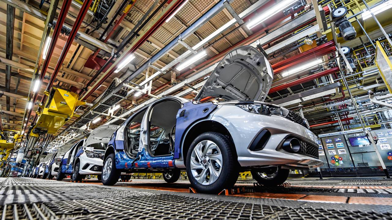 DIFICULDADES - Fábrica de automóveis: problemas com suprimentos comprometem desempenho no início de 2022 -