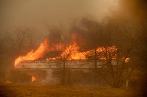 Incêndio destroi distrito comercial de Boulder, no Colorado