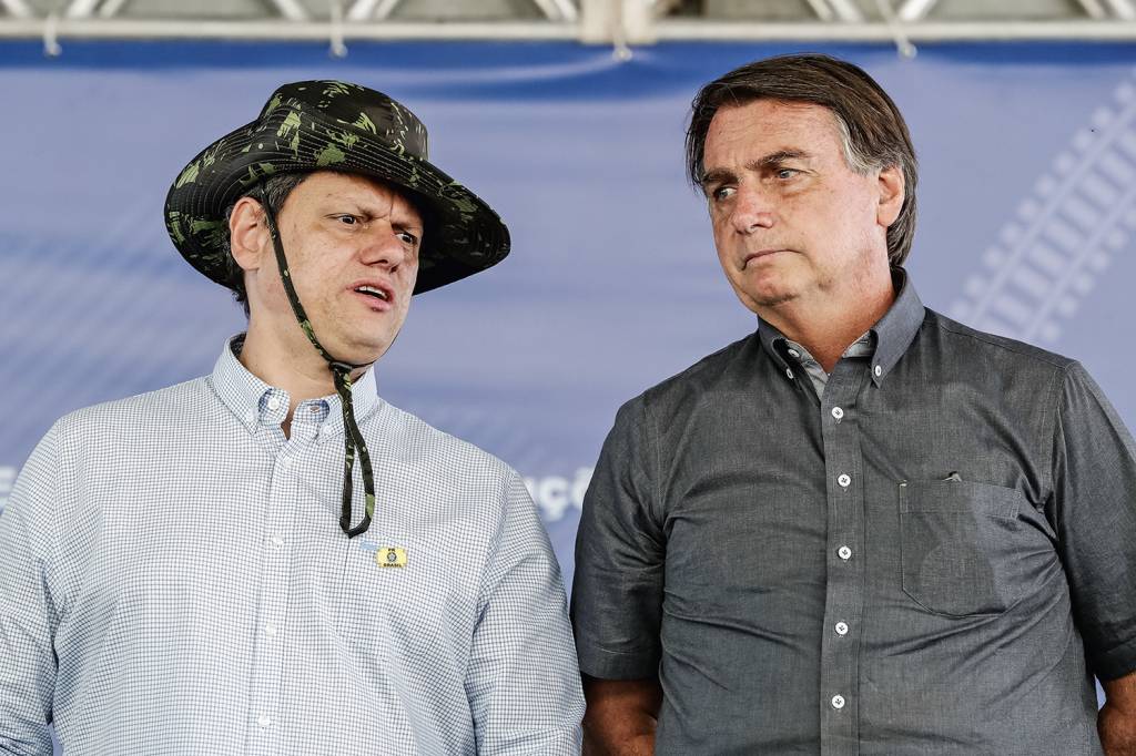 JAIR-BOLSONARO-TARCISIO-FREITAS-FERROVIA-FIOL-BARREIRA-BAHIA-2020-1-(21).jpg DURA MISSÃO - Tarcísio de Freitas e o presidente: o ministro foi escalado pelo chefe para criar palanque em São Paulo -
