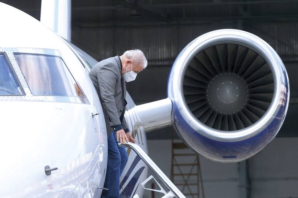 LULA-JATINHO-LUXO-COMUNISTA-01.jpg PRIMEIRA CLASSE - Os partidos destinaram 2,3 milhões de reais em 2021 para o deslocamento de dirigentes por meio de táxi-aéreo. O PT de Lula utilizou 826 805 reais com a locação de jatinhos semelhantes ao que transporta o ex-presidente em suas viagens para negociar apoios a sua candidatura à Presidência. O PP do ministro Ciro Nogueira, no entanto, foi a sigla que mais gastou com esse tipo de despesa: 1,2 milhão de reais. -