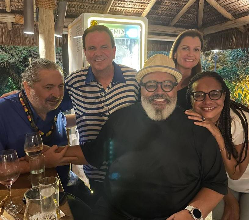 O prefeito do Rio de Janeiro, Eduardo Paes, com a mulher, Cristine, e os músicos Moacyr Luz, Jorge Aragão e Teresa Cristina