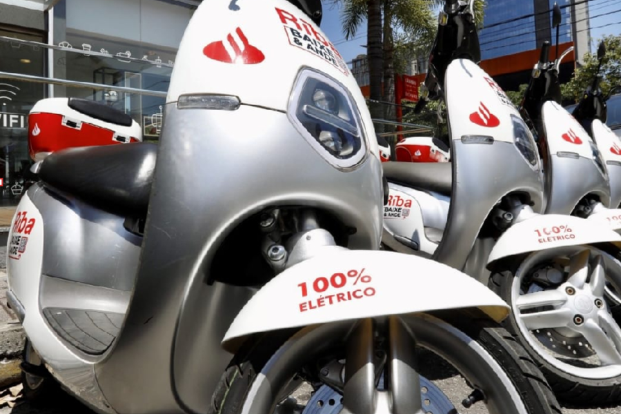 Banco vai distribuir motos elétricas para uso compartilhado. Veja preços