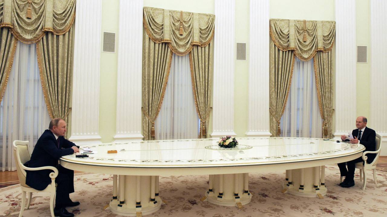 Presidente russo, Vladimir Putin, e chanceler alemão, Olaf Scholz, na imponente mesa branca no Kremlin. 15/02/2022