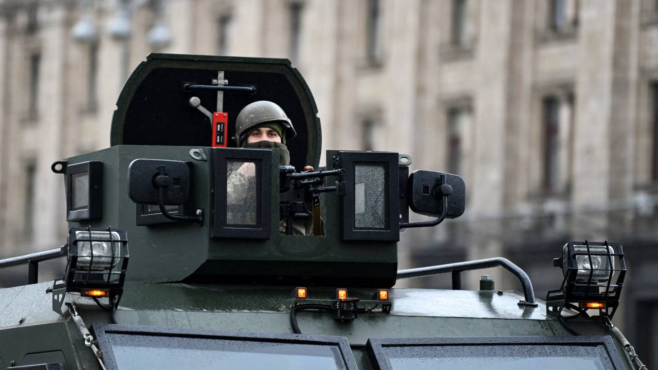 Militar ucraniano em veículo blindado na região central de Kiev. 2/02/2022