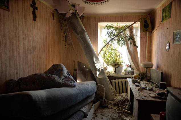 O corpo de um foguete preso em um apartamento após recente bombardeio nos arredores do norte de Kharkiv - O corpo de um foguete preso em um apartamento após recente bombardeio nos arredores do norte de Kharkiv -