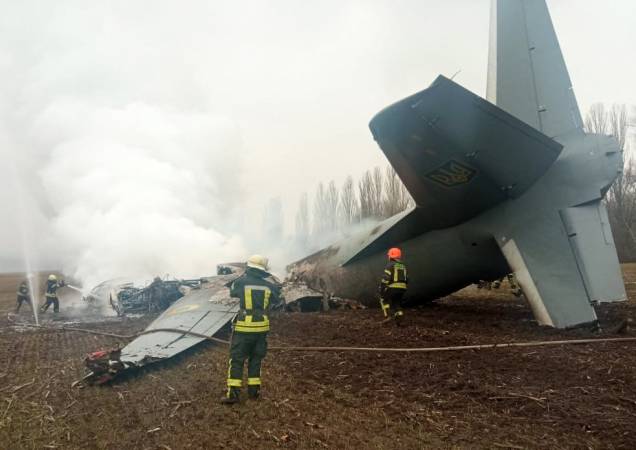 Equipes de emergência trabalham no local do acidente de um avião militar ucraniano ao sul de Kiev - Equipes de emergência trabalham no local do acidente de um avião militar ucraniano ao sul de Kiev -