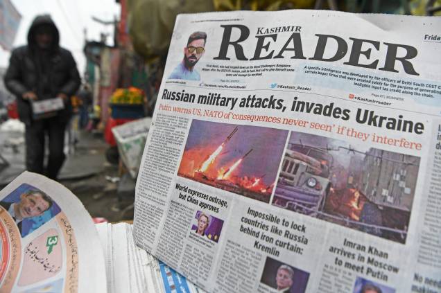 Manchete noticiando os ataques russos em uma banca de jornais, em Srinagar, na Índia - Manchete noticiando os ataques russos em uma banca de jornais, em Srinagar, na Índia -